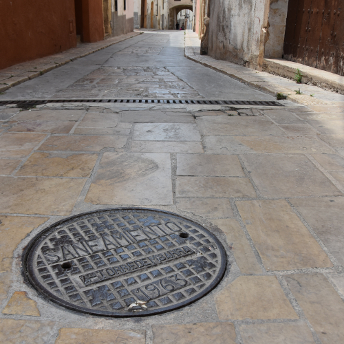 Foto d'una tapa de claveguera de Torredembarra