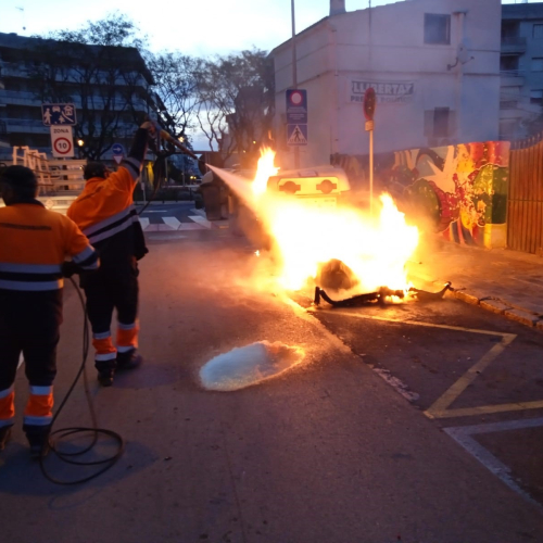 Crema d'un contenidor al c/ Tarragona