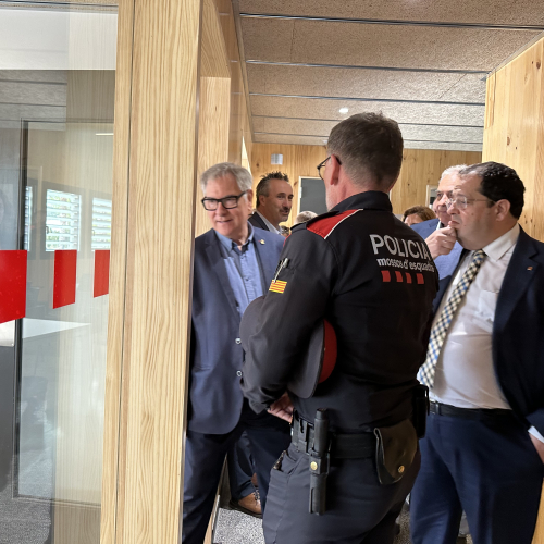 L'alcalde i el conseller, durant la visita a la Comissaria dels Mossos d'Esquadra