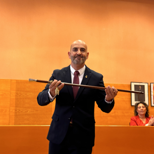 Vale Pino, mostrant el bastó de comandament d'alcalde