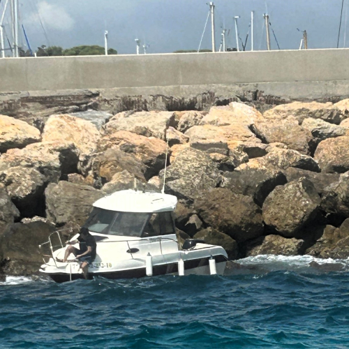 Imatge de l'embarcació que ha estat rescatada