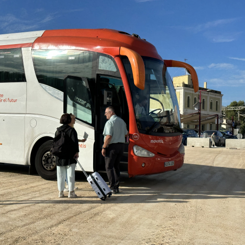Imatge del servei de busos que substitueixen els trens per les obres ferroviàries