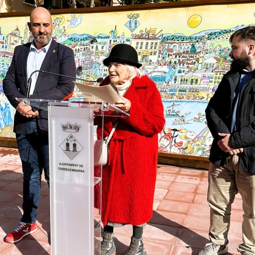 L'alcalde, Vale Pino, Pilarín Bayés i el regidor de Cultura, Dani Pujol, durant l'acte d'inauguració