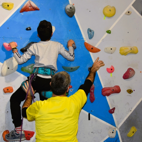 Imatge d'arxiu d'un curs d'escalada infantil