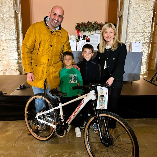 L'alcalde, Vale Pino, i la regidora de Turisme, Jovita Baltasar, amb el guanyador de la bicicleta