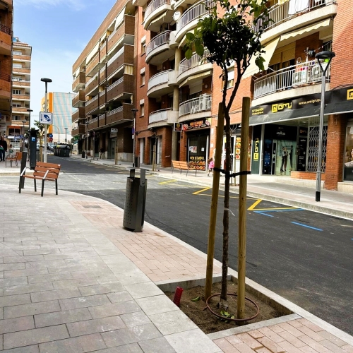 Obre el tram del carrer de Lleida, entre pl. Catalunya i Pere Badia, després de les obres d’urbanització
