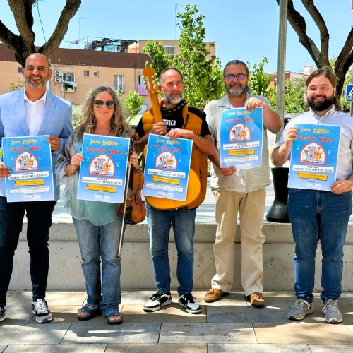 L'alcalde, el regidor de Cultura i membres de l'Associació Intercultural Puentes