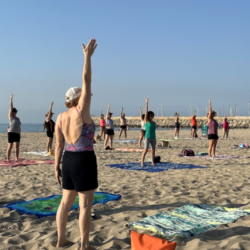 Sessió de gimnàstica de manteniment, aquest estiu, a la platja de la Paella