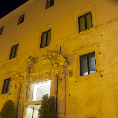 Façana del Castell, il·luminada de groc