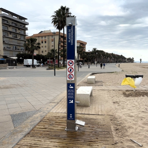 S'han instal·lat noves dutxes amb rentapeus incorporat
