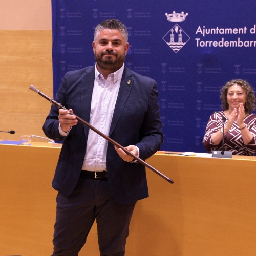 Raúl García, amb el bastó de comandament d'alcalde