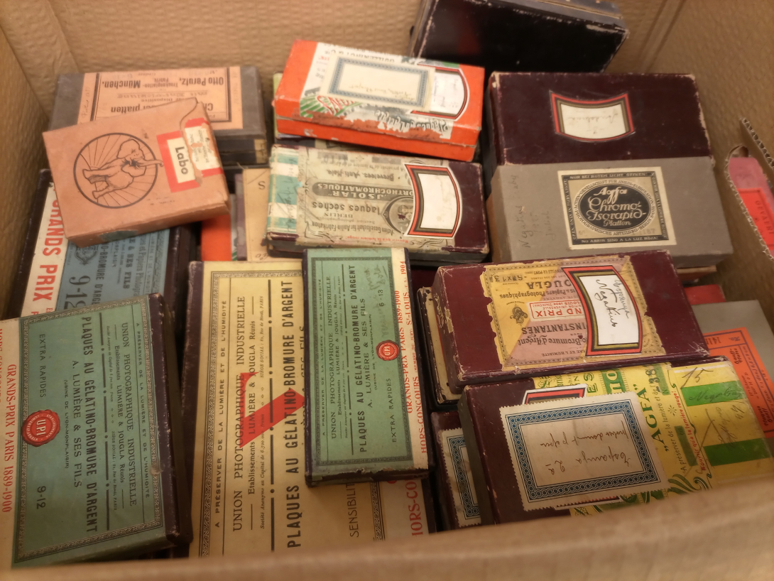 Capses amb les plaques de vidre