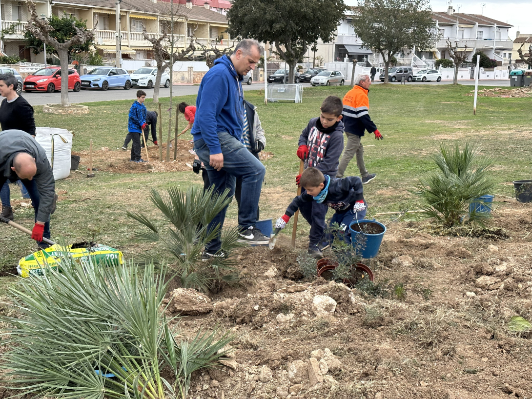 Plantada d'arbres al parc del Mar Cantàbric