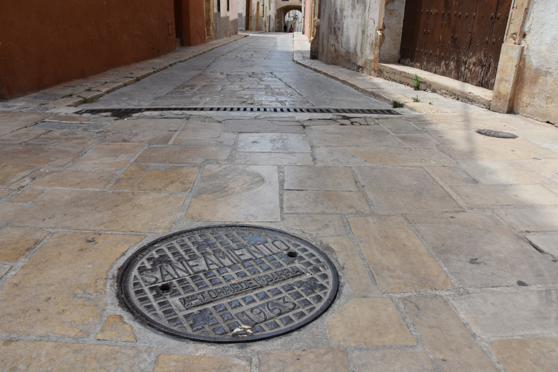 Foto d'una tapa de claveguera de Torredembarra