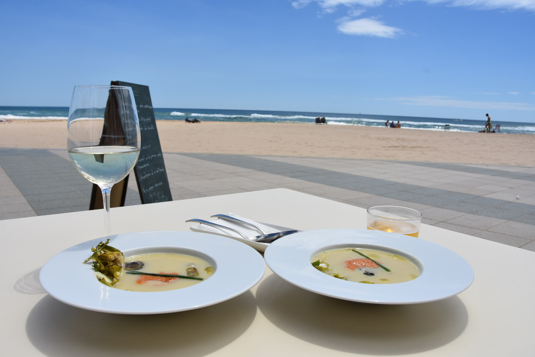 Tapes servides en una terrassa del pg. Marítim