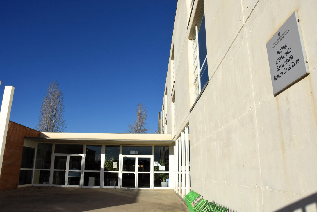 Imatge d'arxiu de la porta d'accés a l'Institut Ramon de la Torre