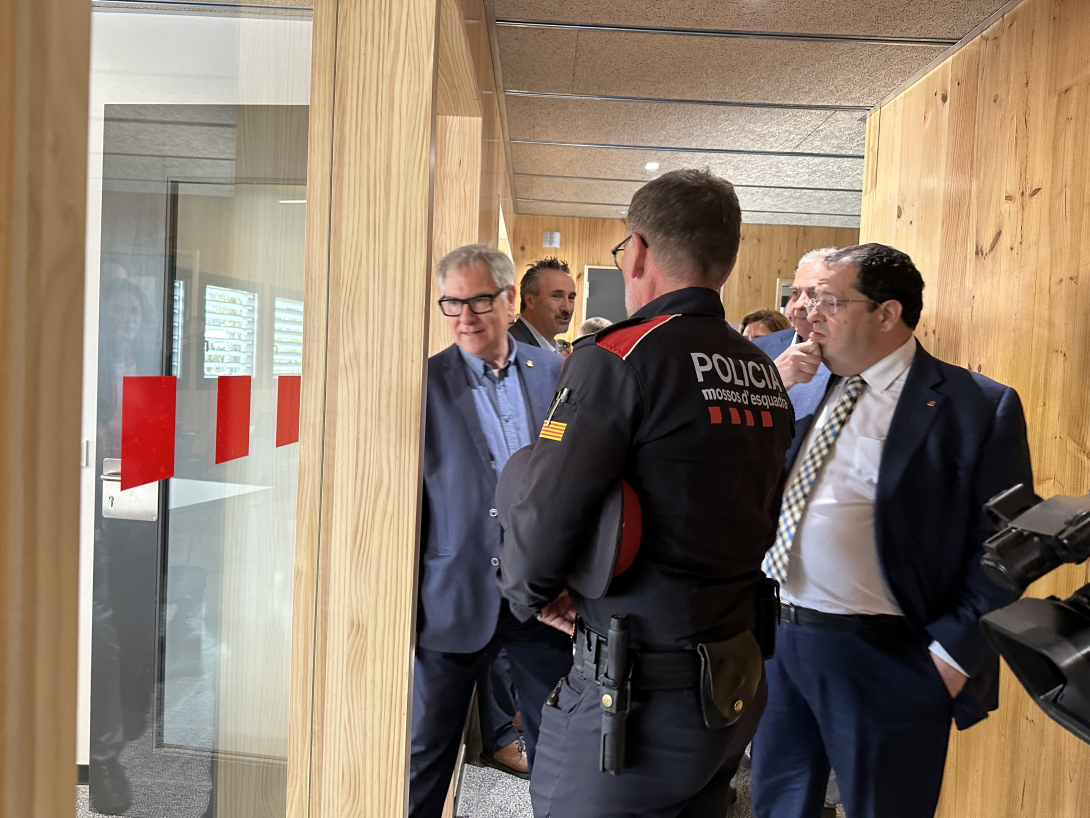 L'alcalde i el conseller, durant la visita a la Comissaria dels Mossos d'Esquadra