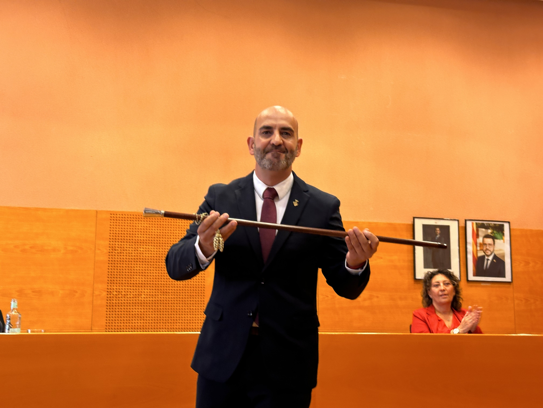 Vale Pino, mostrant el bastó de comandament d'alcalde