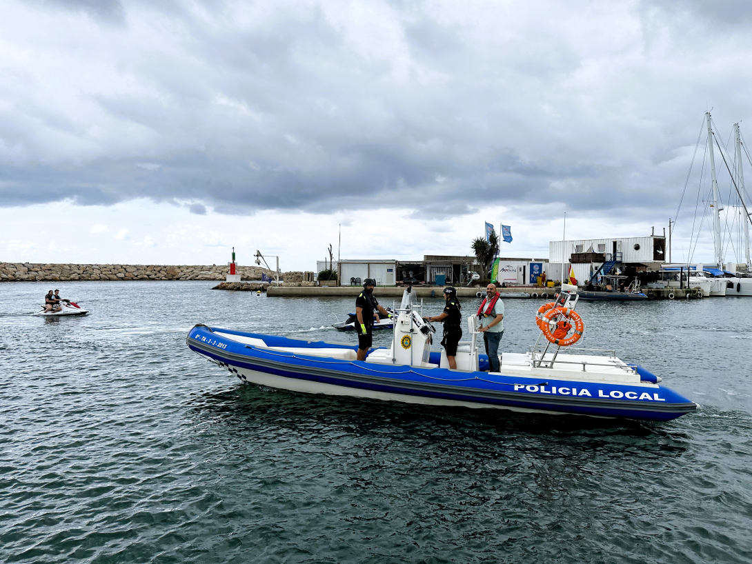 Imatge de l'embarcació de la Policia Local, que ha participat en el simulacre