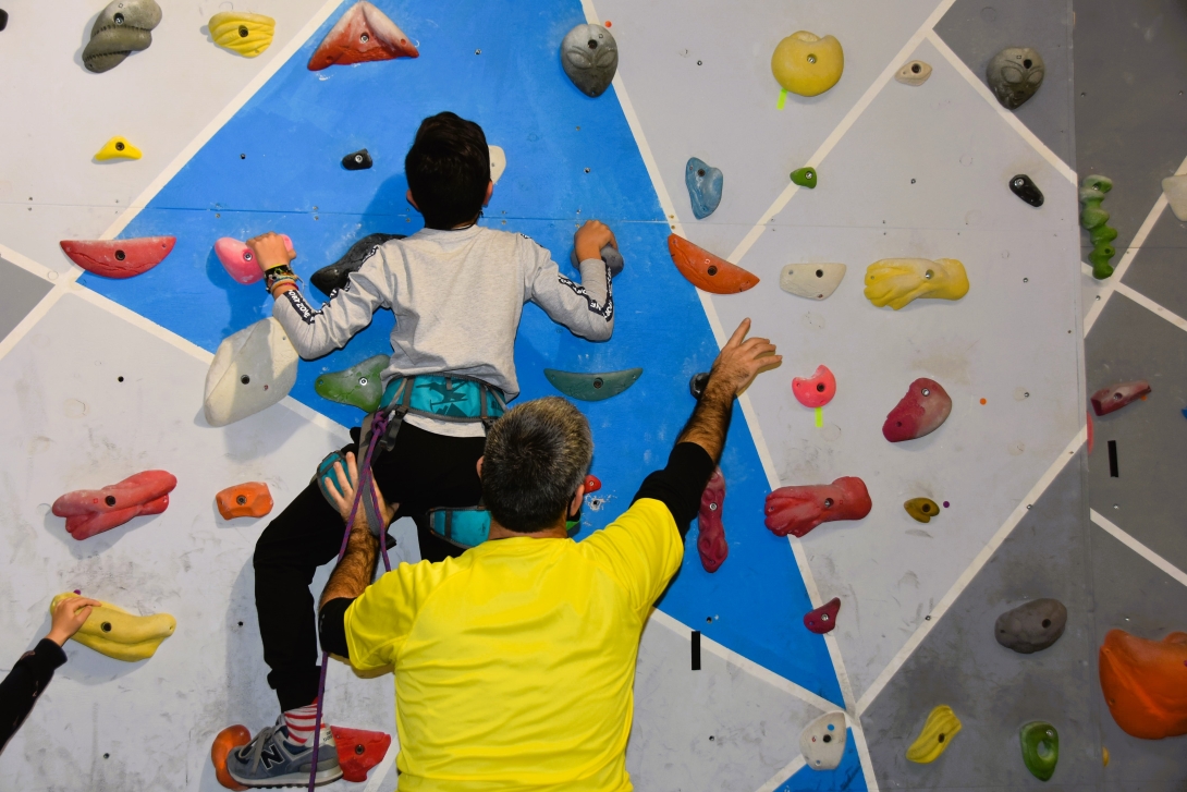 Imatge d'arxiu d'un curs d'escalada infantil