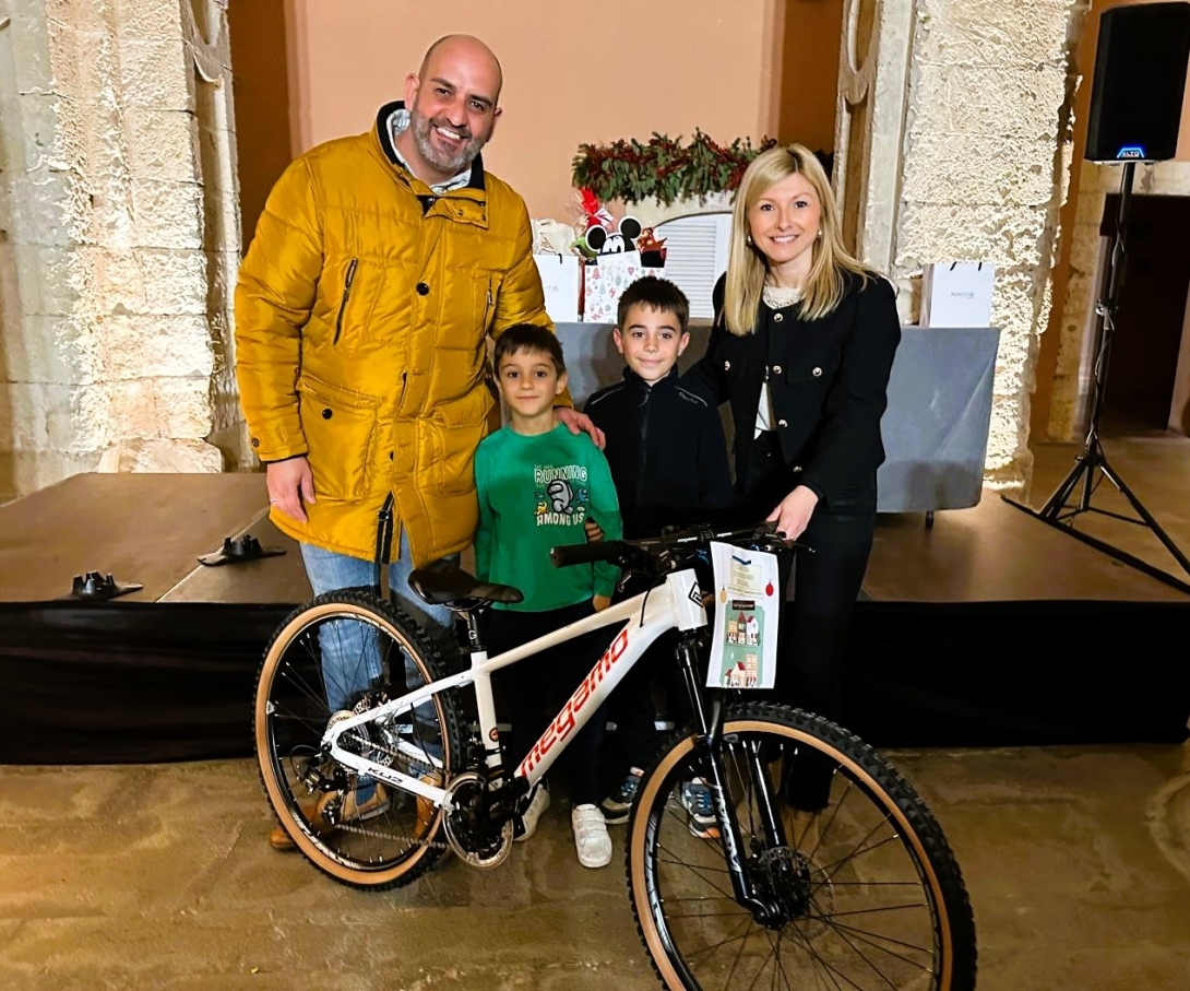 L'alcalde, Vale Pino, i la regidora de Turisme, Jovita Baltasar, amb el guanyador de la bicicleta