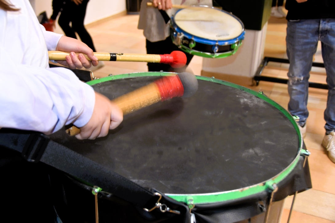 Detall d'un taller de percussió per a infants