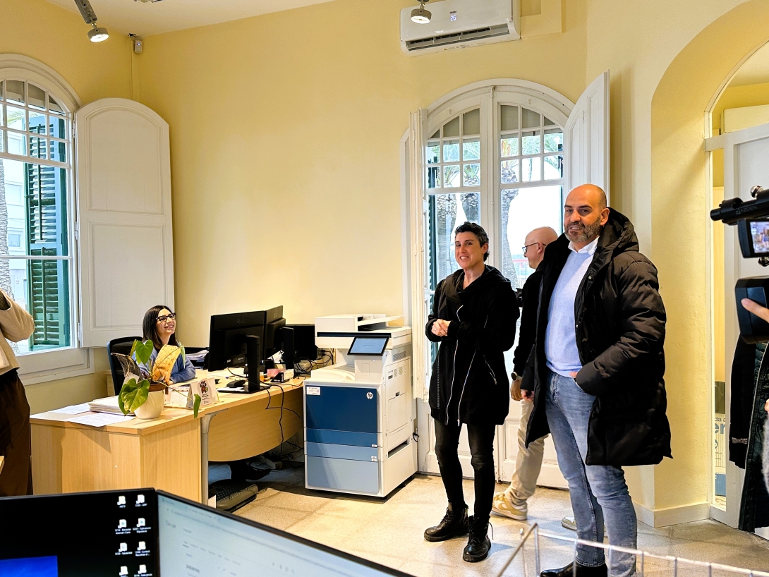 Visita de l'alcalde i la regidora a Cal Bofill