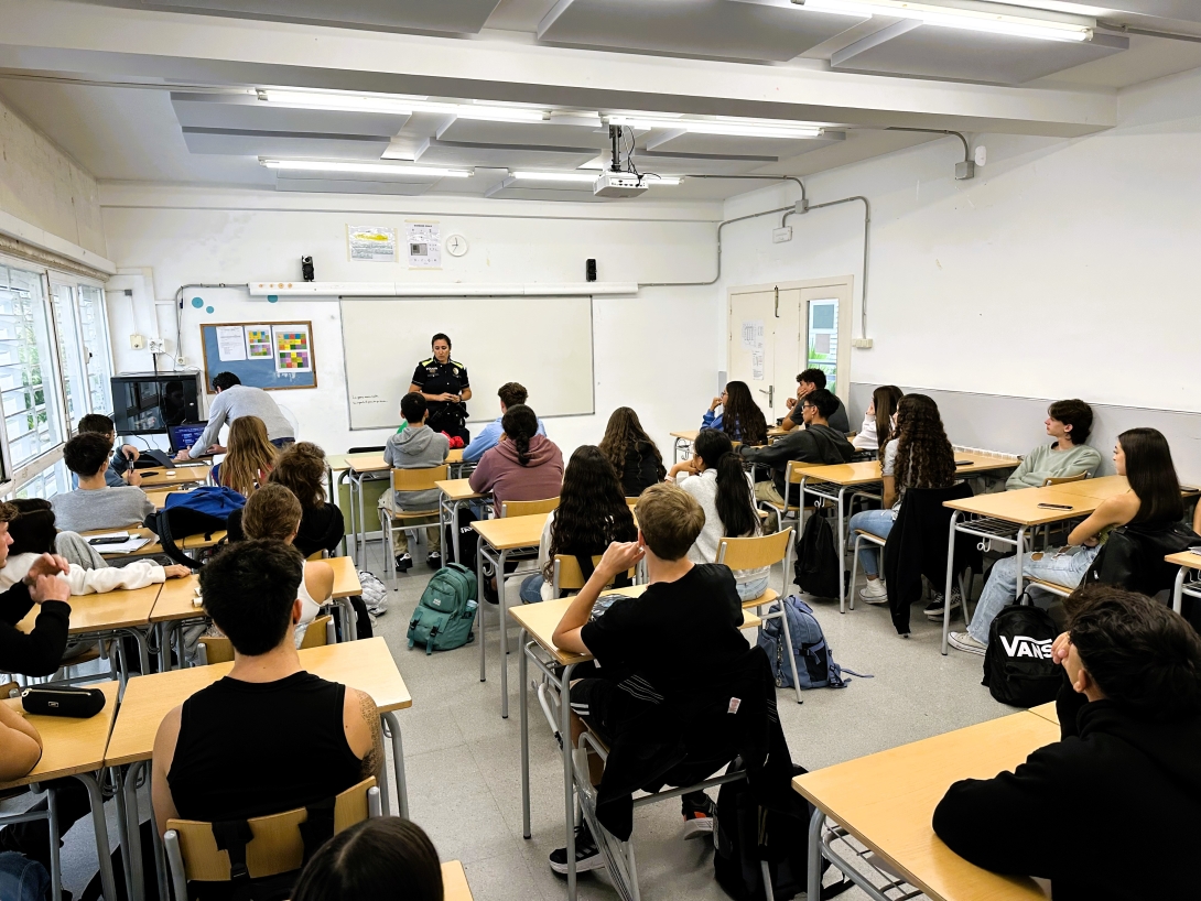 Imatge d'arxiu d'una formació a instituts del municipi