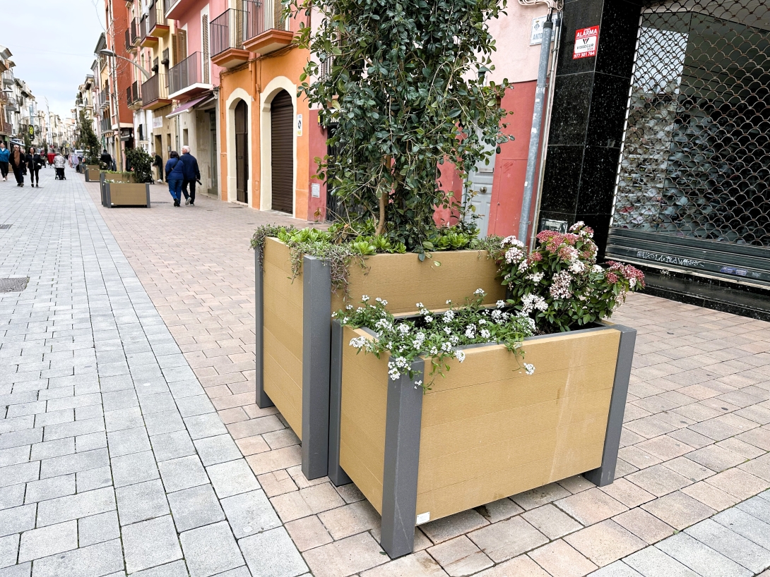 Renovació mobiliari carrer d'Antoni Roig