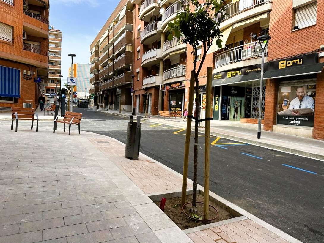 Obre el tram del carrer de Lleida, entre pl. Catalunya i Pere Badia, després de les obres d’urbanització