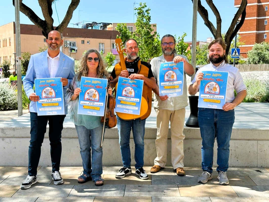 L'alcalde, el regidor de Cultura i membres de l'Associació Intercultural Puentes