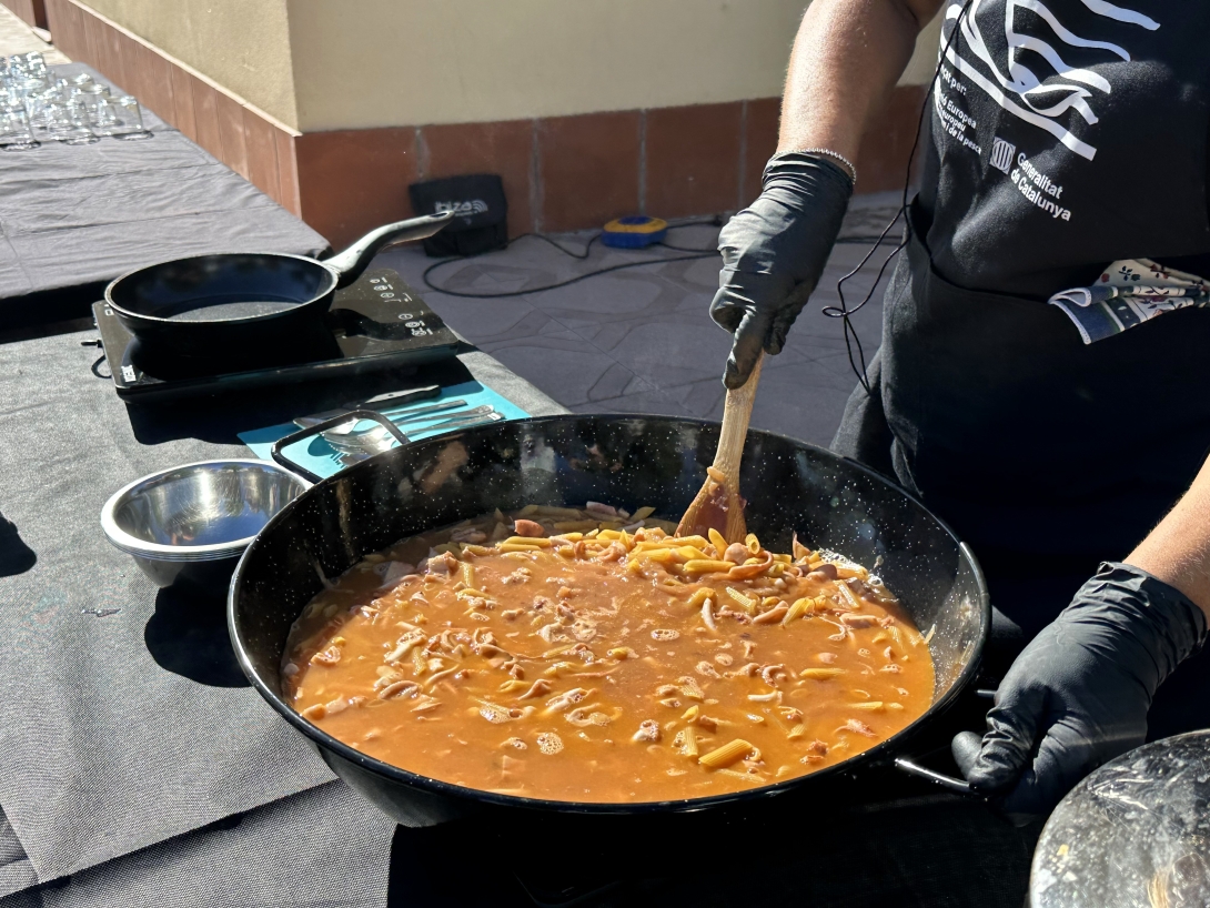 Imatge d'arxiu d'un showcooking amb peix de proximitat