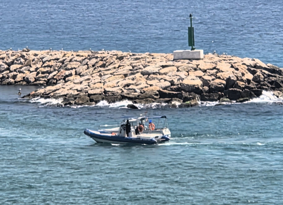 Rescat d'una embarcació al port de Torredembarra