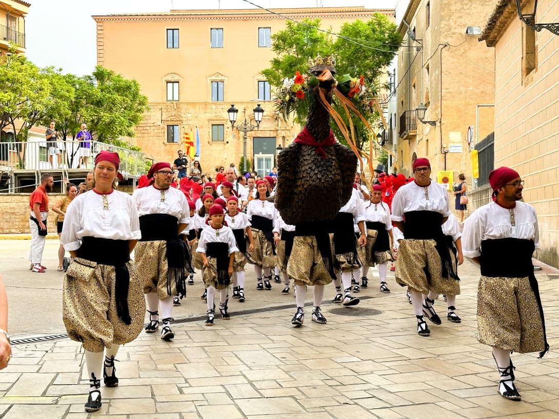 Imatge d'arxiu del Ball de l'Àliga a l'anada a ofici el 2023