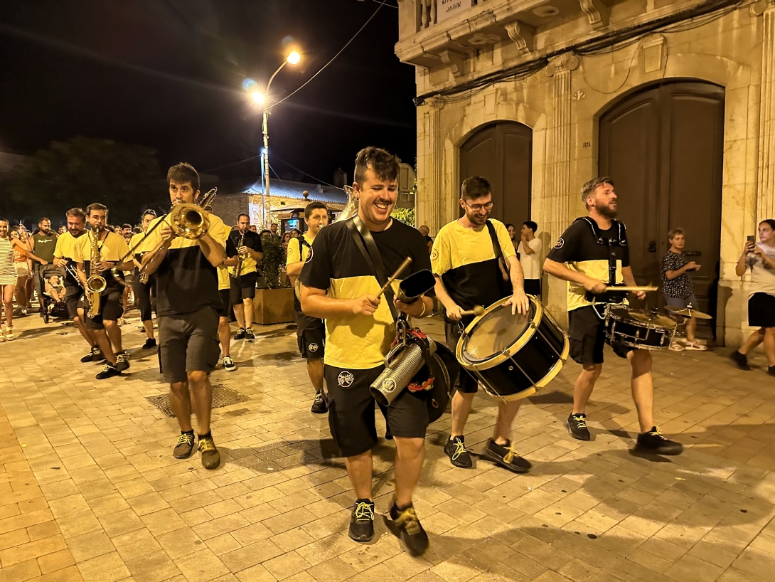 Imatge d'arxiu del correbars amb la xaranga Tocabemolls