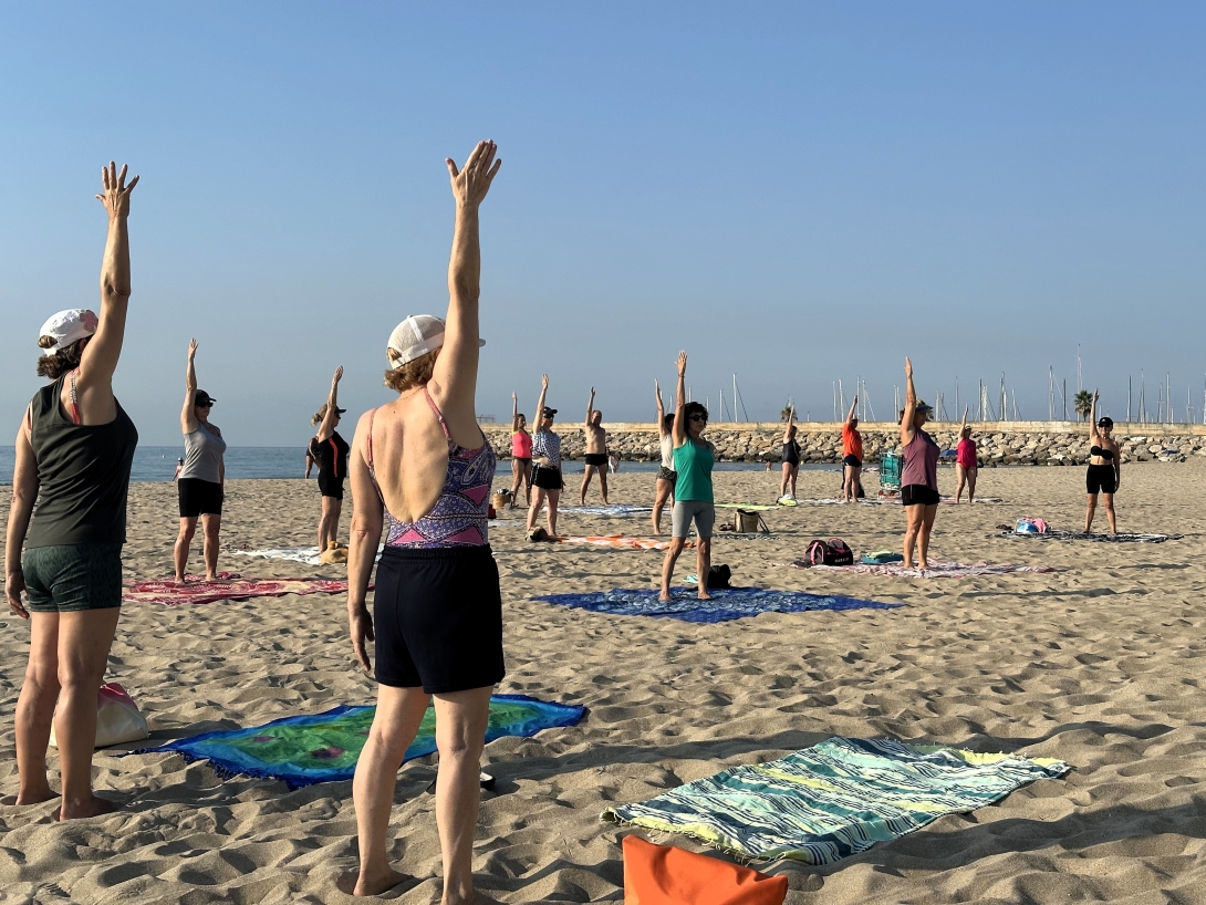 Sessió de gimnàstica de manteniment, aquest estiu, a la platja de la Paella