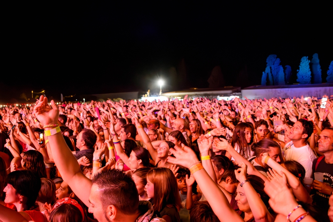 Públic assistent a un dels concerts multitudinaris de l'Espai la Sínia