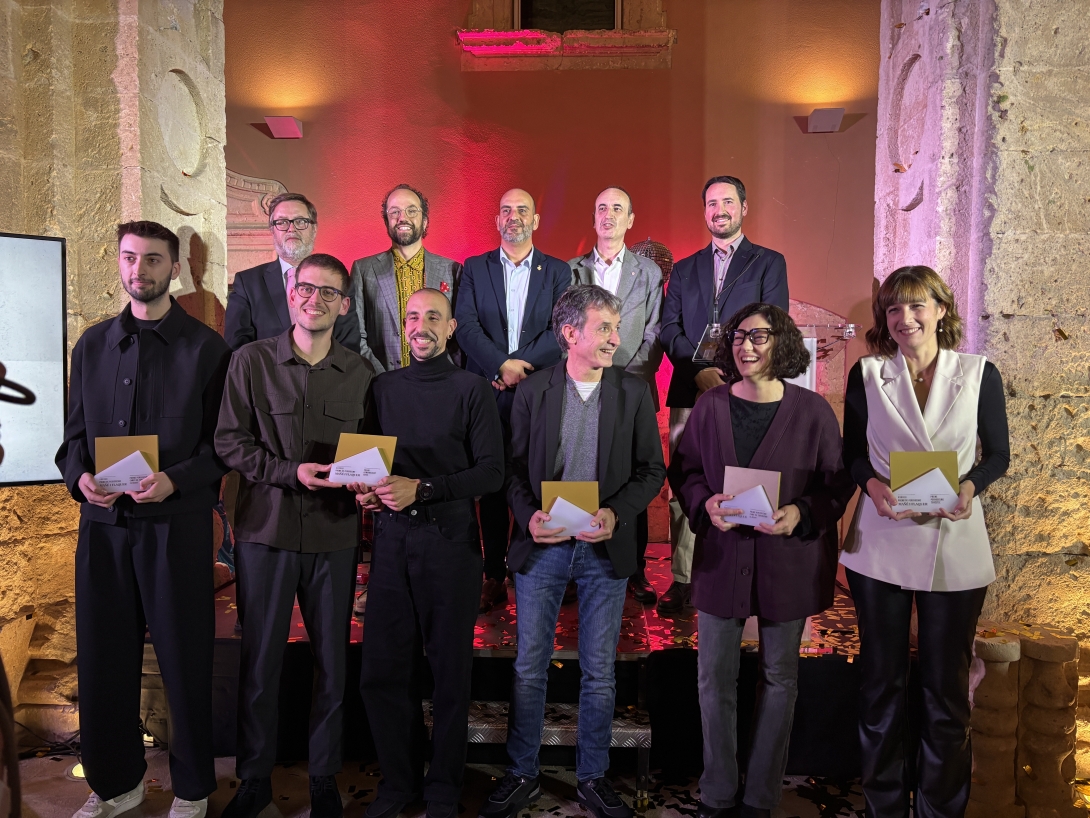 Foto de grup dels guardonats amb els organitzadors, patrocinadors i col·laboradors
