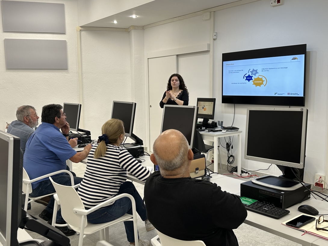 Imatge d'arxiu d'un dels cursos "Més digitals"