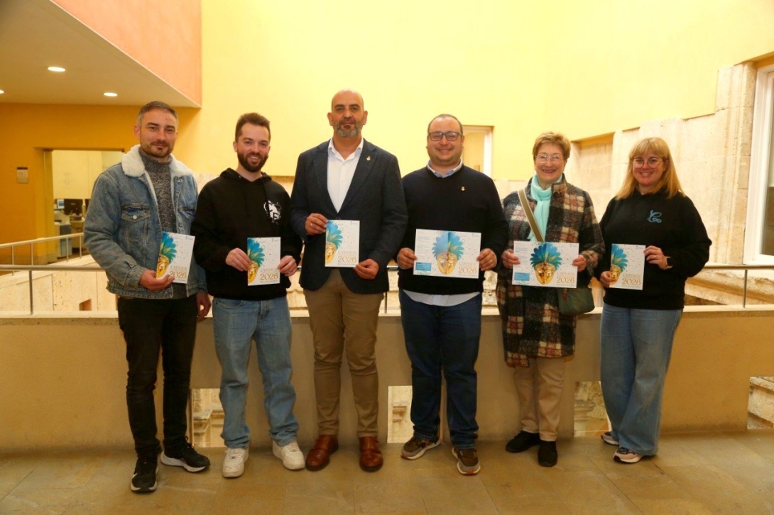 L'alcalde, el regidor de Festes i representants de diferents colles participants