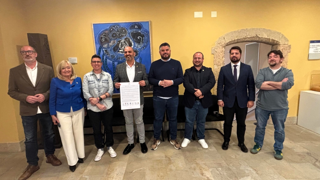 D’esquerra a dreta: Carles Fuxet (portaveu d’Alternativa Torredembarra), Núria Gómez (portaveu del PP), Angie Muñoz (portaveu del PSC), Vale Pino (alcalde de Torredembarra), Raúl García (portaveu d’ERC), Xavier Suárez (portaveu de Junts), Javier Ramírez (portaveu de VOX) i Robert Tatay (portaveu de la CUP).