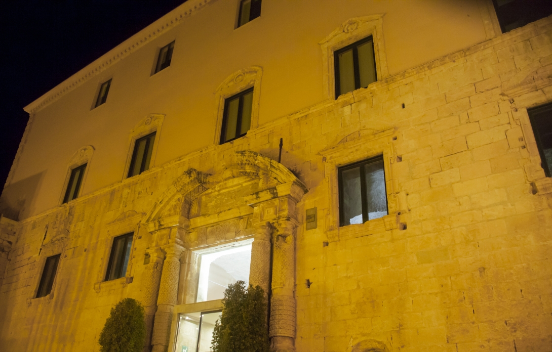 Façana del Castell, il·luminada de groc