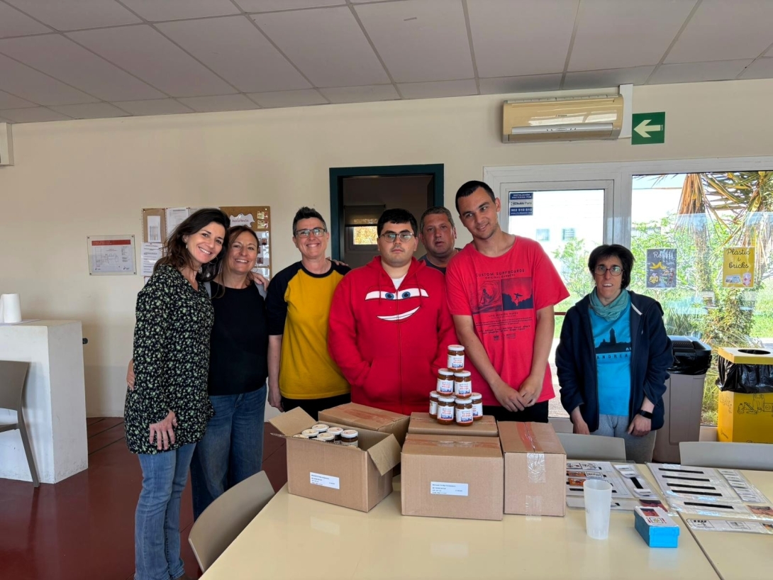 Lliurament de la melmelada de taronja amarga a la Fundació Onada