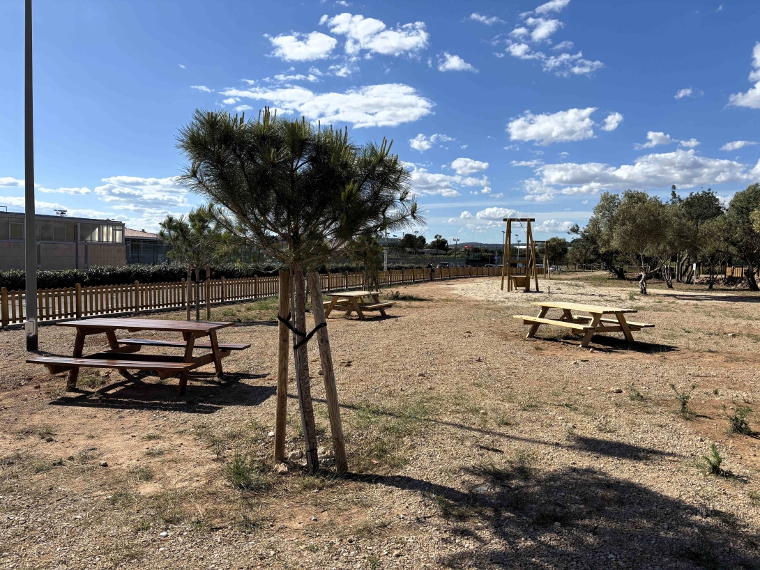 Una visió de la zona de pícnic del nou parc del barri de Sant Jordi