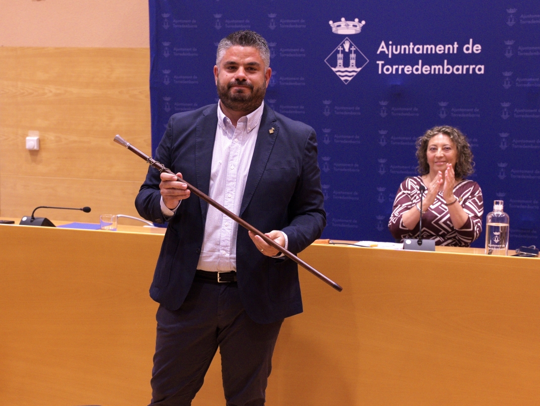 Raúl García, amb el bastó de comandament d'alcalde