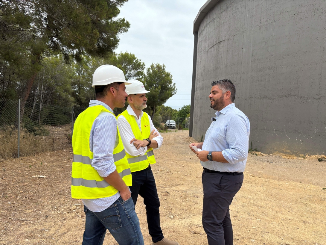 L'alcalde amb representats de Veolia, al dipòsit del Pujol