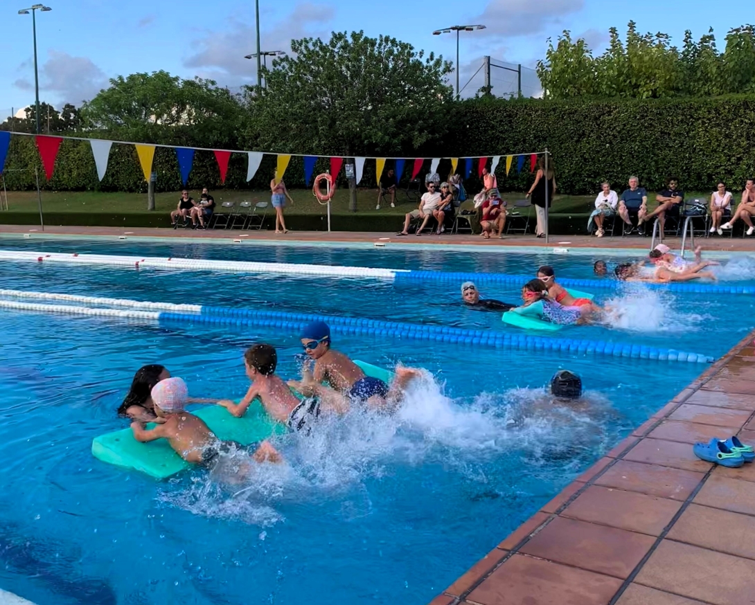 Imatge de la festa de cloenda dels cursos de natació d'estiu