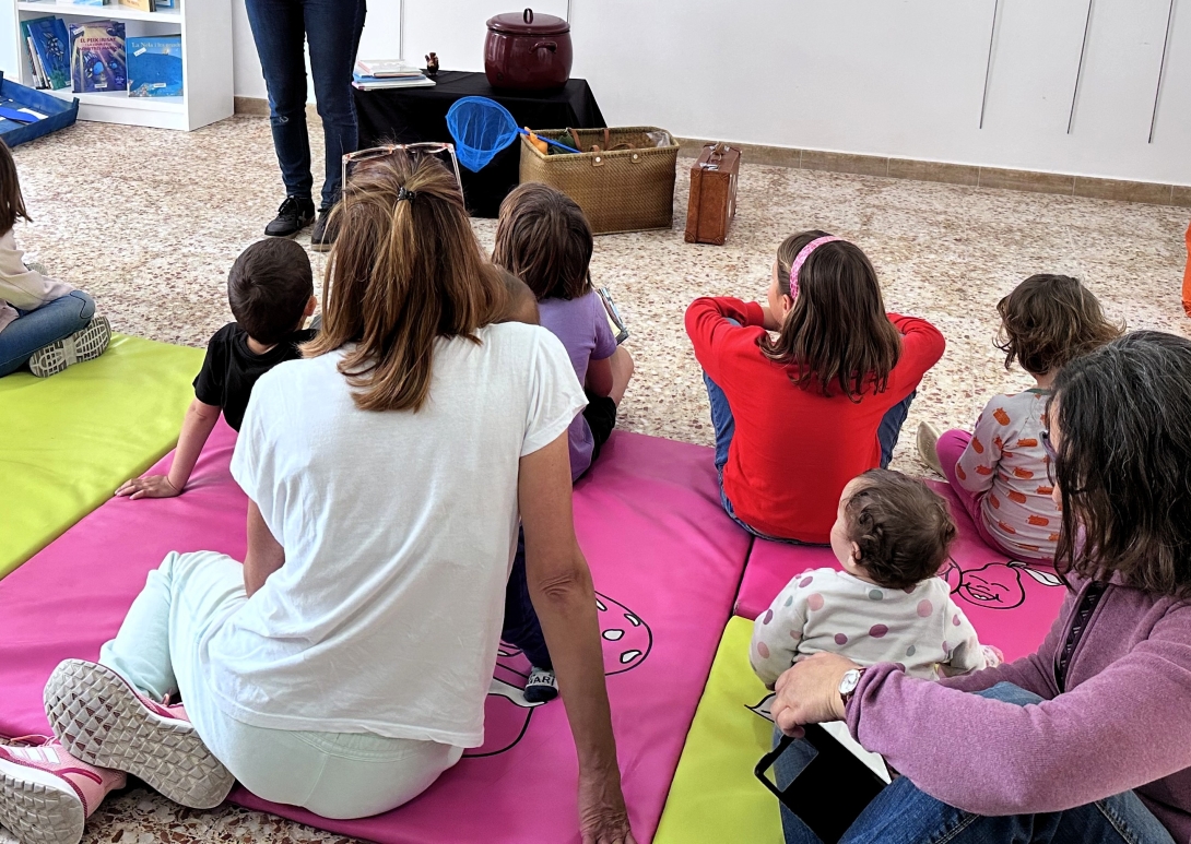 Imatge d'arxiu d'una sessió de contes a la Biblioteca Municipal de Baix a Mar